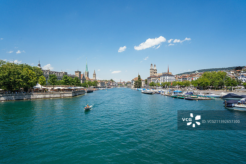 美丽的瑞士苏黎世湖与苏黎世城市风光图片素材