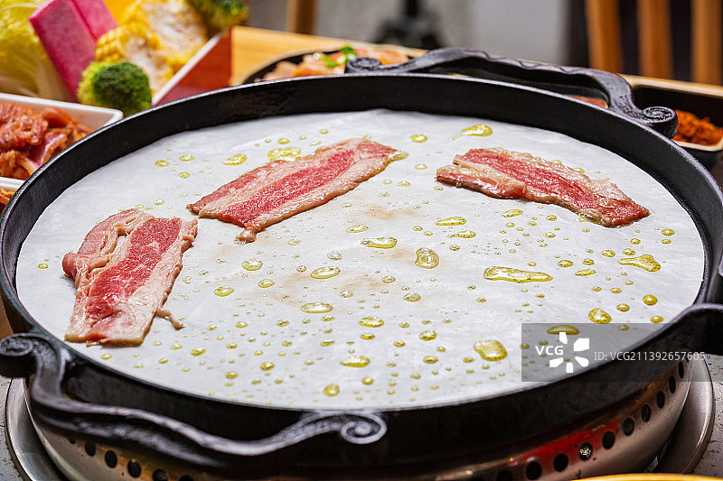 油纸烤盘自助烤肉图片素材