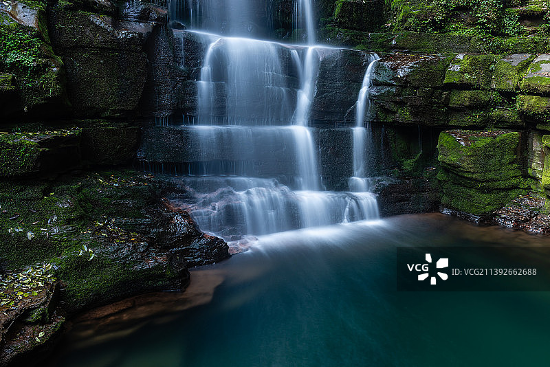 中国四川雅安碧峰峡风景区的白龙潭瀑布图片素材