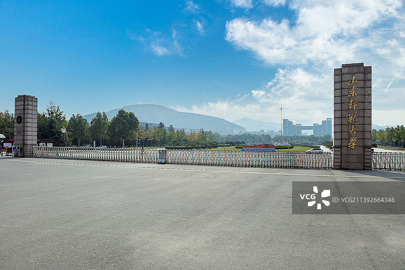 中国山东师范大学长清校区门口图片素材