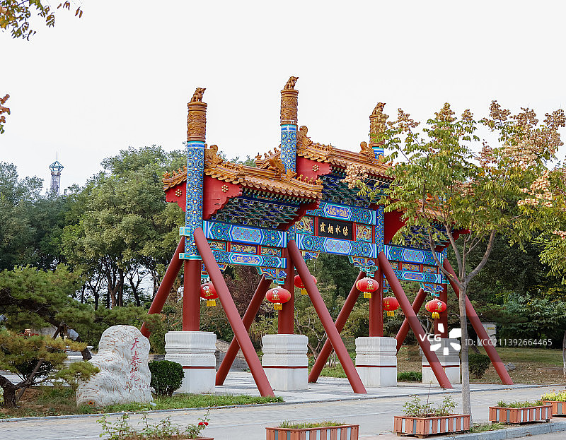 中国山东济南国际园博园传统园林展区天津园“沽水烟霞”牌楼图片素材