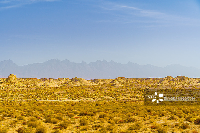 中国青海德令哈沙地沙丘和红柳秋天晴天图片素材