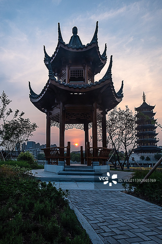 江苏泰州晚霞落日中的凤城河南山寺亭子风光图片素材