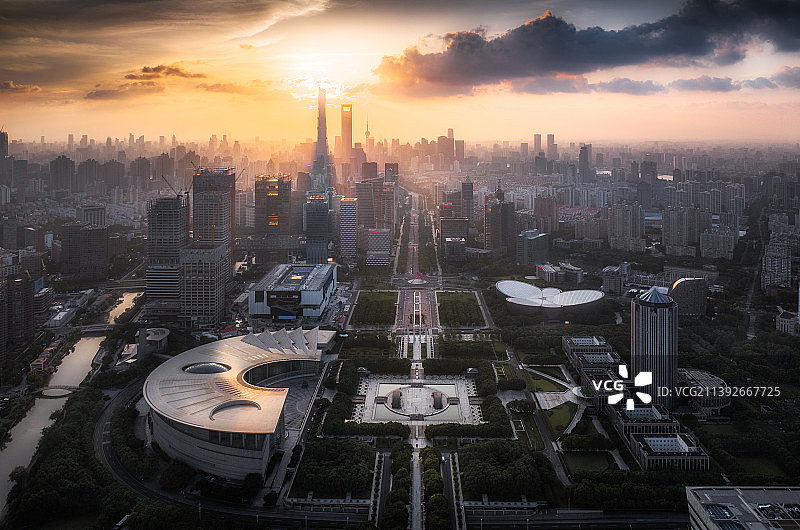 上海浦东世纪大道中轴线远眺陆家嘴黄昏日落图片素材