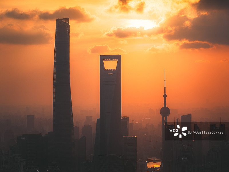 上海浦东世纪大道中轴线远眺陆家嘴黄昏日落图片素材