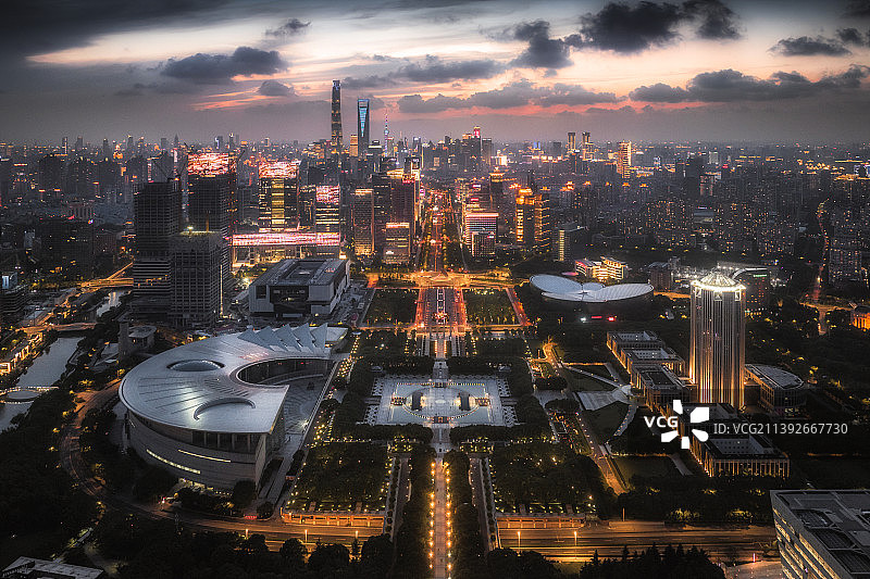 上海浦东世纪大道中轴线远眺陆家嘴黄昏日落图片素材