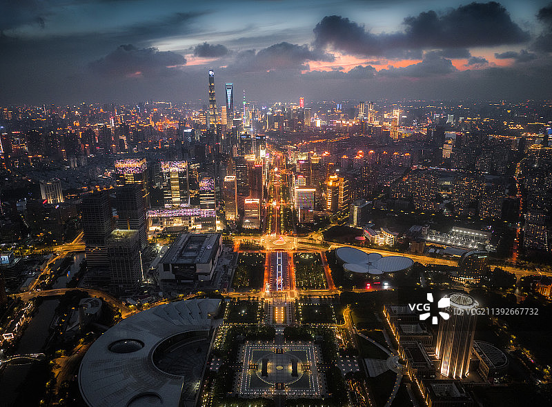 上海浦东世纪大道中轴线远眺陆家嘴黄昏日落图片素材