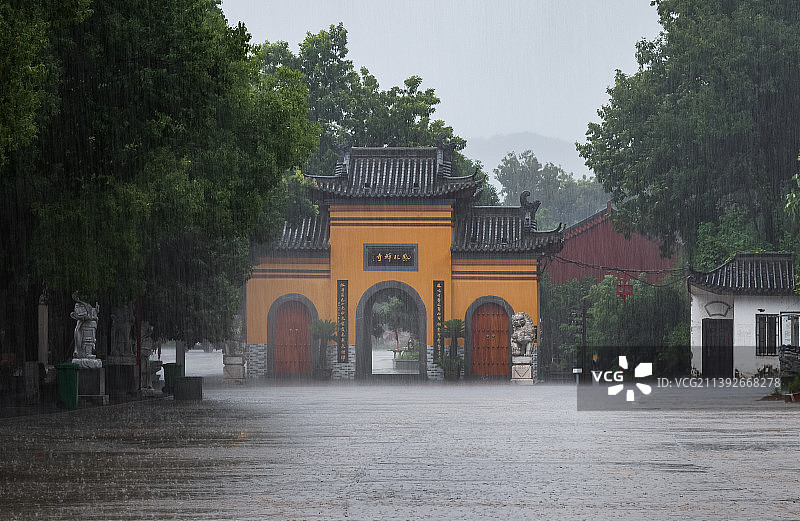 暴雨中的凤林禅寺图片素材