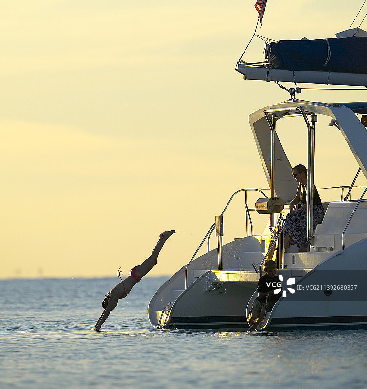 女孩从帆船上跳水图片素材