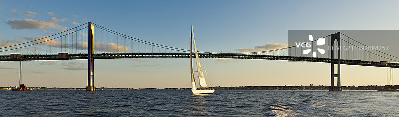 纽波特大桥下的帆船图片素材