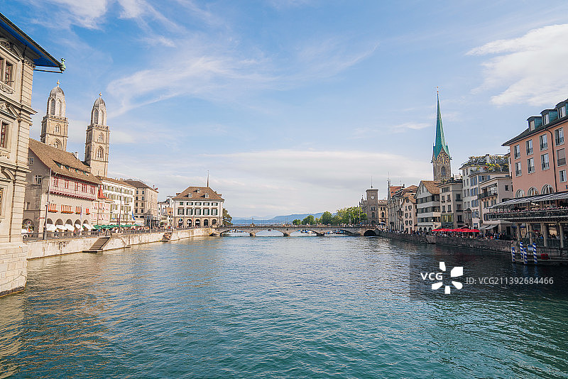瑞士苏黎世城市风光，桥梁河流与与远方的苏黎世湖图片素材