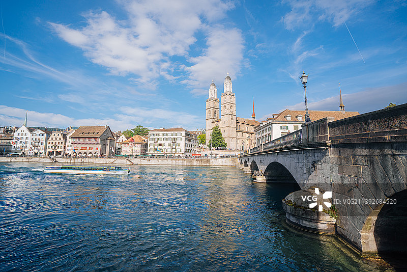 壮观的瑞士苏黎世大教堂与美丽的苏黎世湖图片素材