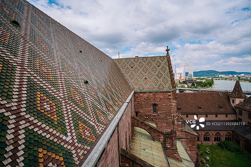 瑞士巴塞尔城市天际线与美丽的莱茵河风光图片素材