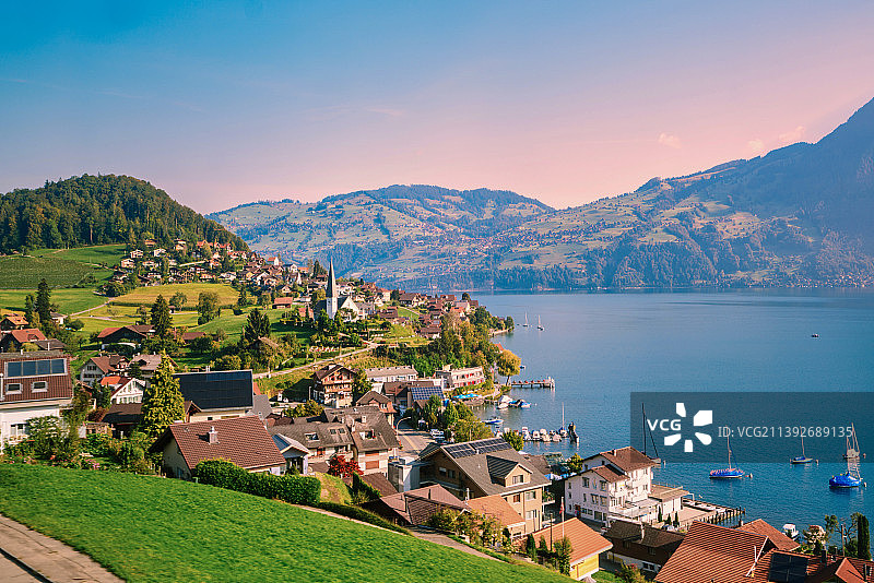 美丽的瑞士阿尔卑斯山湖泊自然风光图片素材