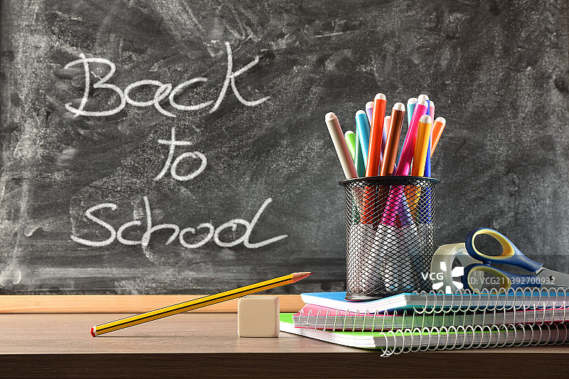 黑板留言与桌面学习用品图片素材