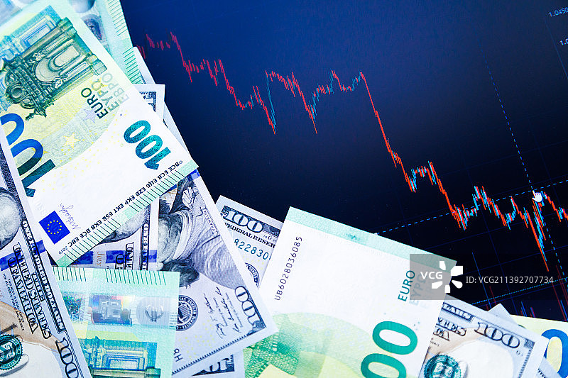 美元和欧元纸币与汇率图表数字屏幕图片素材