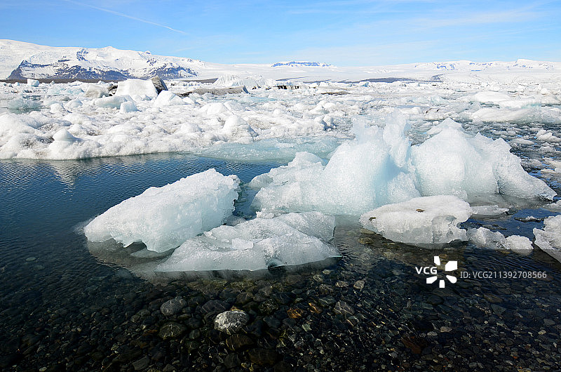 冰岛浅水泻湖中的大冰块图片素材