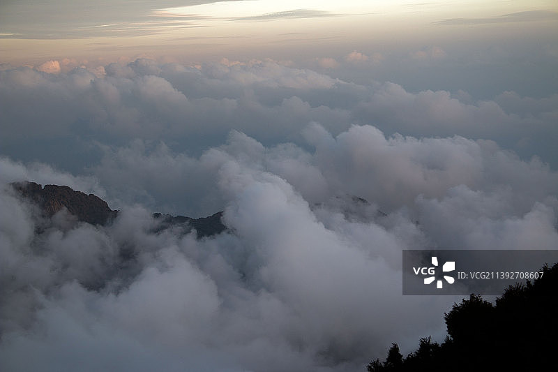 阿布哈日落时分的云层低角度景观，沙特阿拉伯阿西尔省图片素材