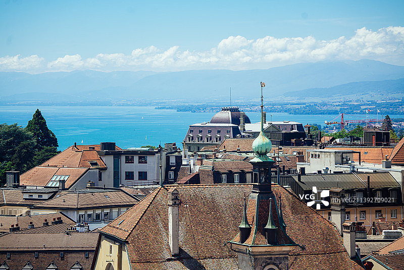 瑞士洛桑市全景风光航拍，背景是莱芒湖和雪山图片素材