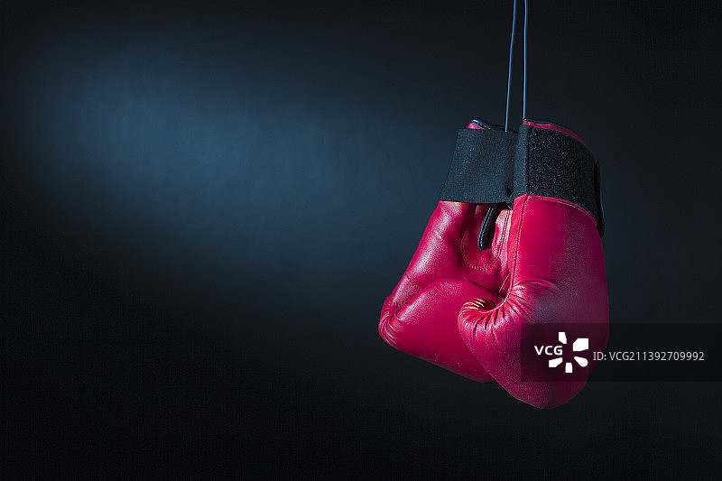 黑色背景下的拳击手套特写图片素材