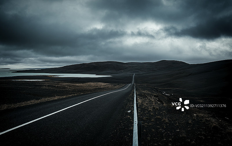 空旷的道路，冰岛多云天空下的风景图片素材