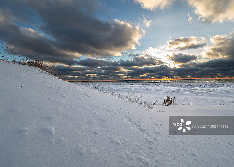 日落时分美国密歇根州马斯基根雪景风光图片素材