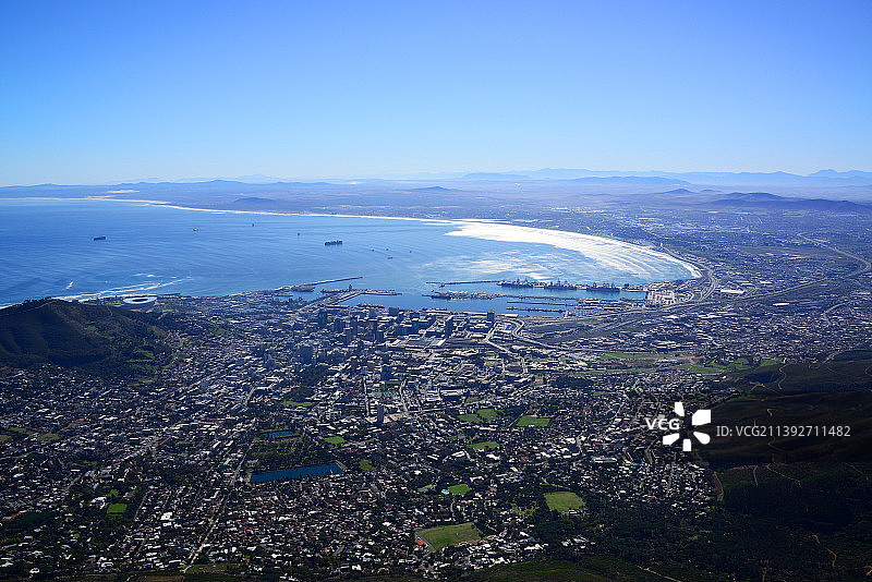 南非开普敦晴空下海边的城市鸟瞰图图片素材