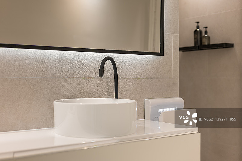 现代简约风格：黑色水龙头和白色圆形台盆图片素材