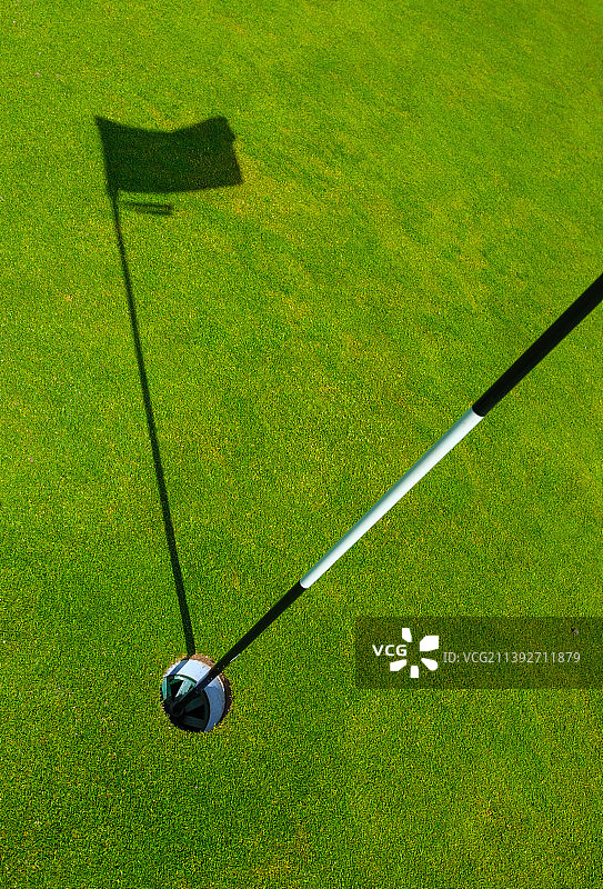 高尔夫球场球洞旗杆阴影图片素材