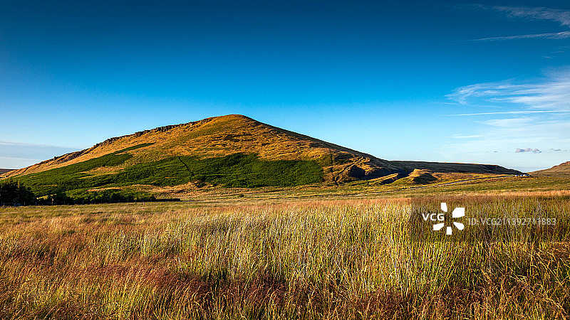 英国哈德斯菲尔德夏季日落时的普尔山图片素材
