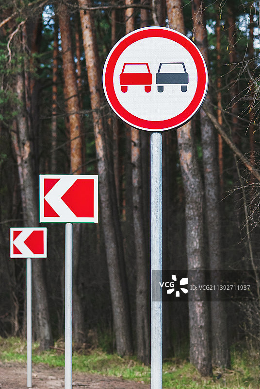 树木背景下的路标特写图片素材