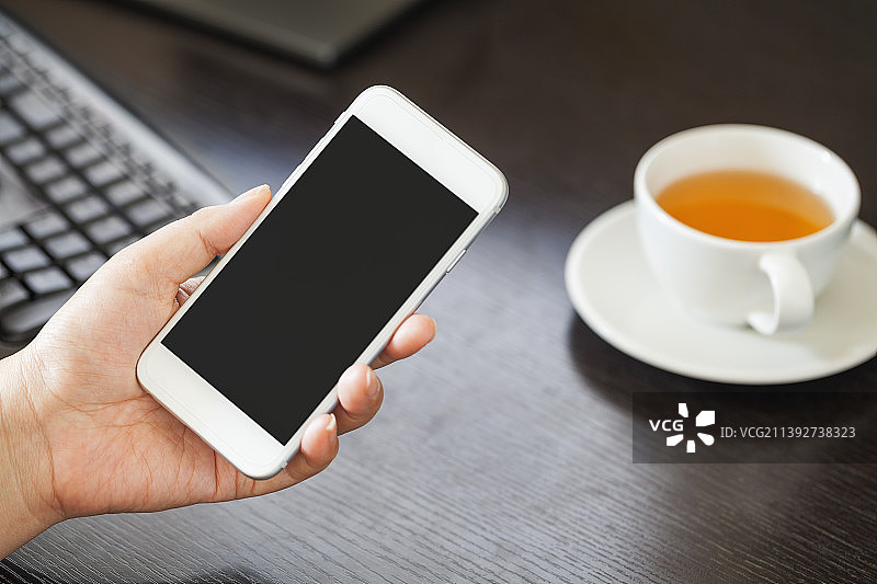 手持手机特写背景图片素材
