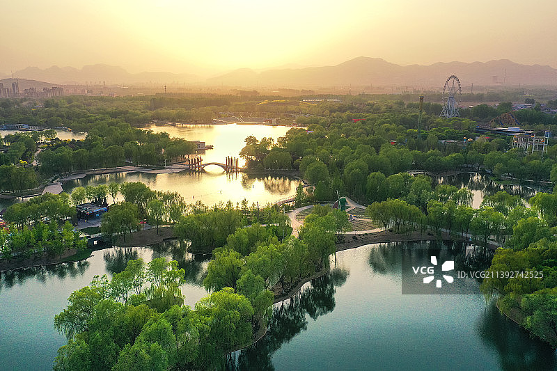 植物园日落+河北省石家庄市鹿泉区大河镇石家庄植物园图片素材