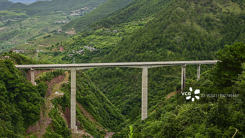 云南兰坪脚裂山大桥图片素材