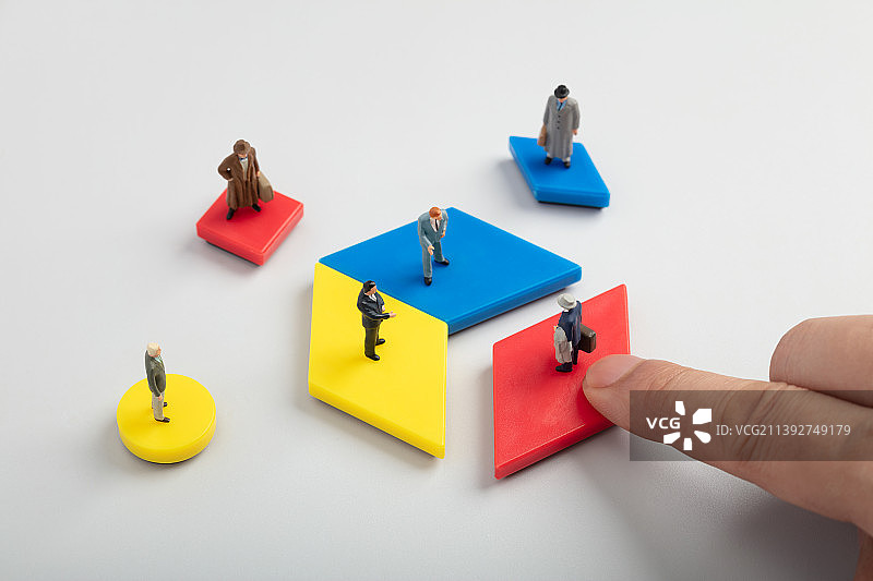 微缩创意几何形状促成三方合作的手图片素材