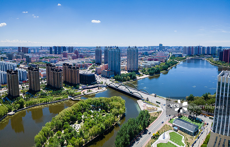 航拍黑龙江省齐齐哈尔市劳动湖运建桥图片素材