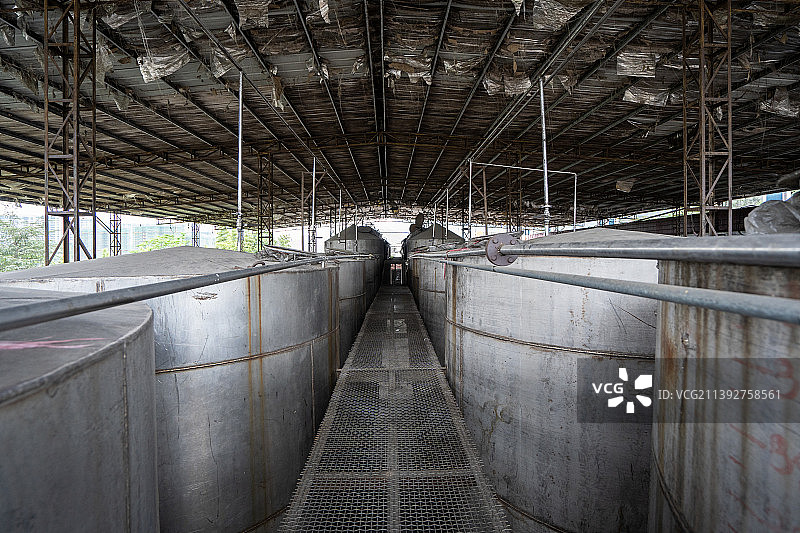 酒厂里一排排大发酵罐及中间的通道图片素材