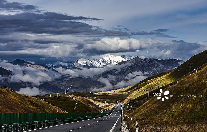 遥望阿尼玛卿神山图片素材