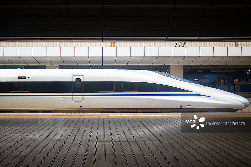 车站站台边驶过的高铁列车车头特写图片素材
