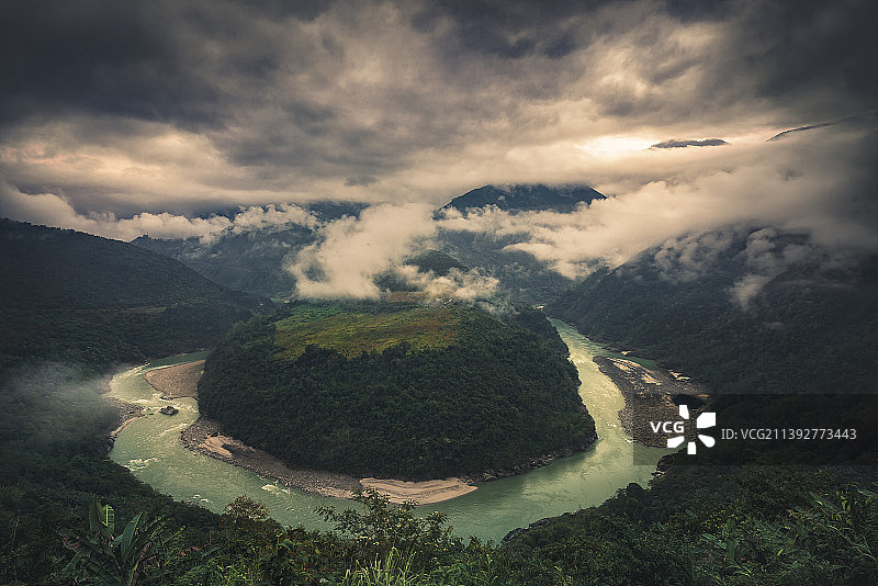 西藏雅鲁藏布江果果塘大拐弯图片素材