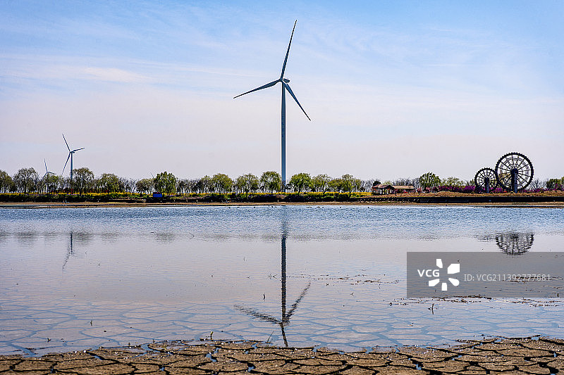 江苏东台黄海森林公园滩涂风力发电图片素材