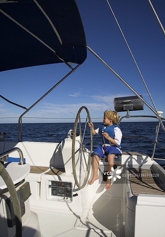 驾驶帆船的男孩图片素材