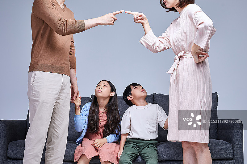 夫妻冲突、争吵、离婚、焦虑与子女问题，心理健康图片素材