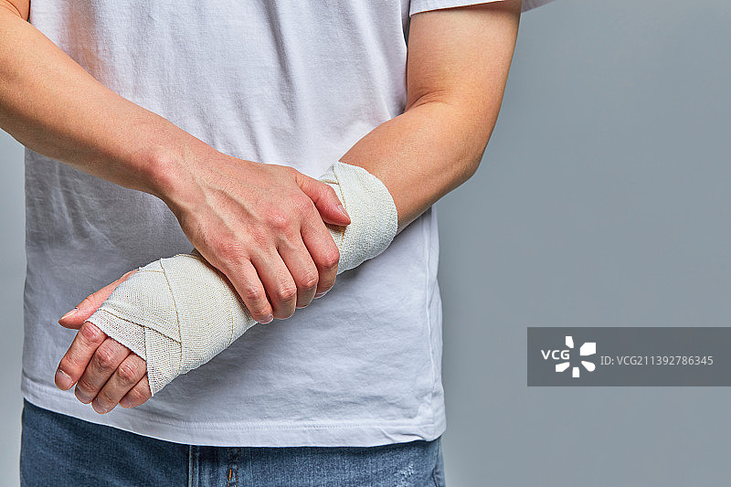 腕管综合征，手臂绷带图片素材