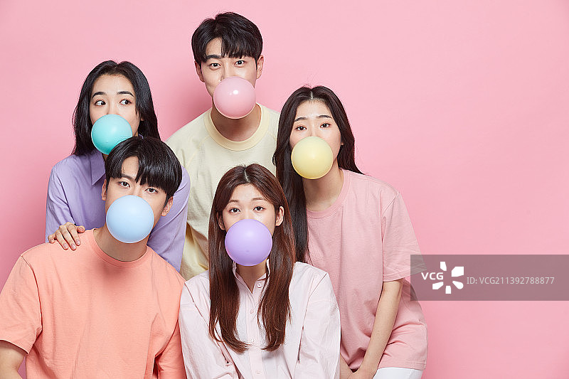 20多岁的MZ一代泡泡糖图片素材