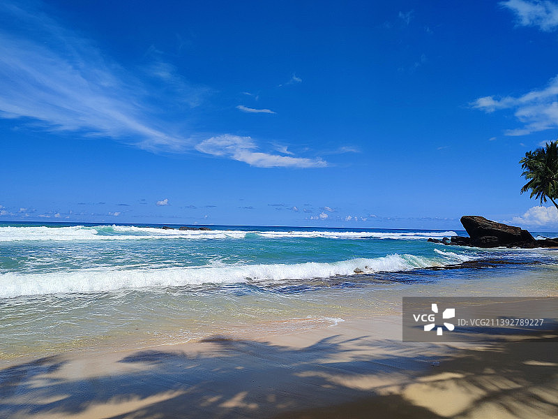 斯里兰卡乌纳瓦图纳达拉维拉海滩的蓝色天空下的海景图片素材