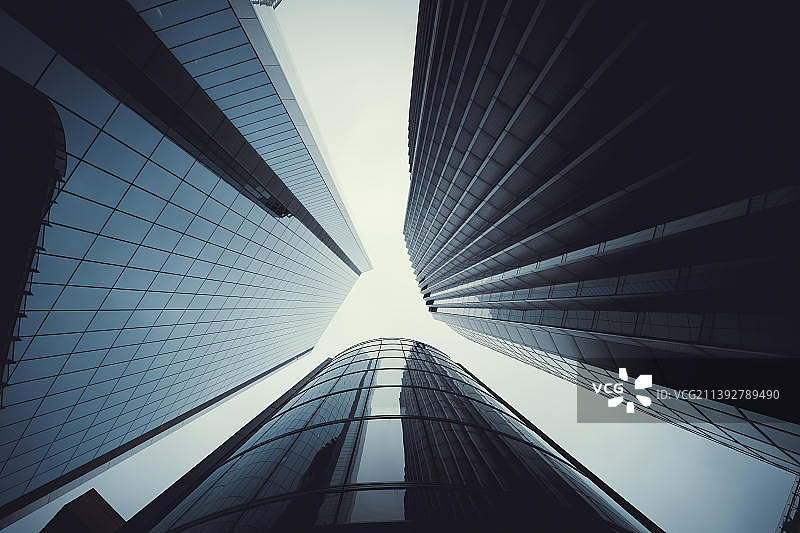 低角度拍摄：英国伦敦的现代玻璃办公楼图片素材