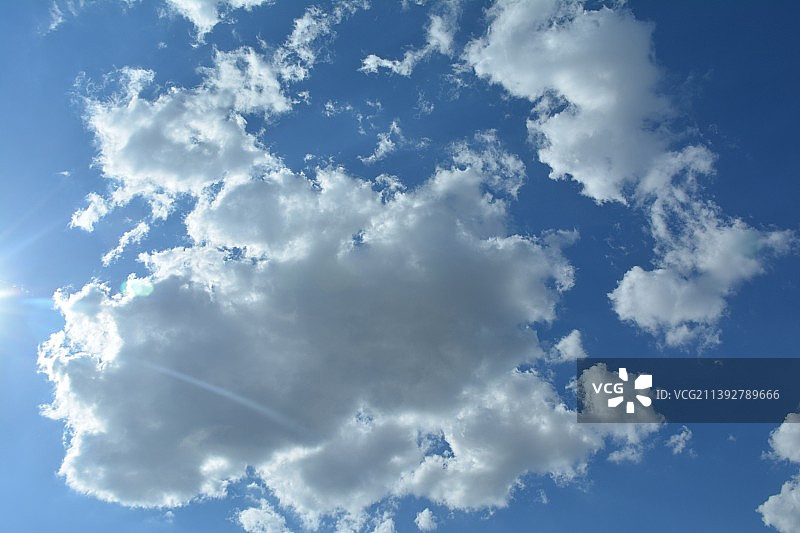 天空中云层的低角度视图图片素材
