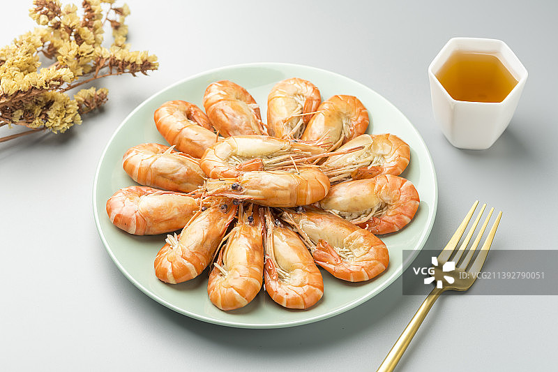一盘水煮罗氏虾白灼罗氏虾特写图片素材