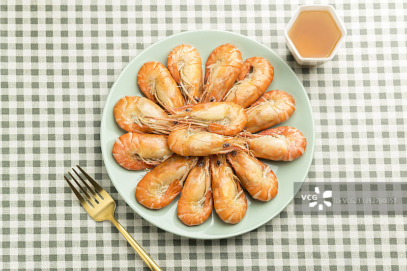 一盘水煮罗氏虾白灼罗氏虾特写图片素材